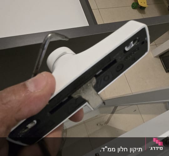 תמונה של התקנת מנעול על דלת או חלון